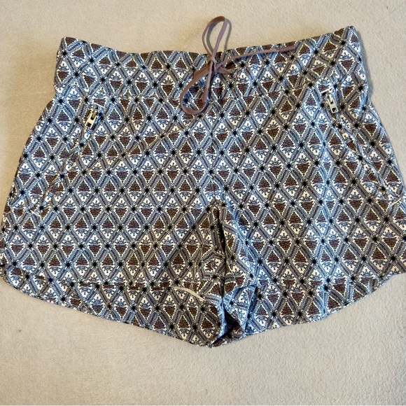 Athleta Pants - Athleta Lightweight Geometric Print Drawstring Shorts - Brown/Black/White